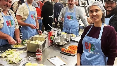 Our Big Kitchen（OBK）の炊き出し活動での料理サポート風景